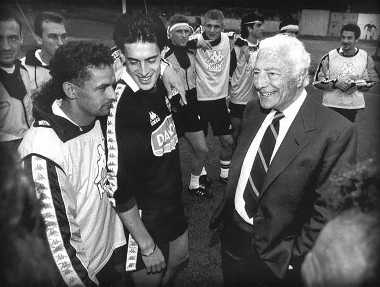 Gianni Agnelli z graczami Juventusu w 1990 roku